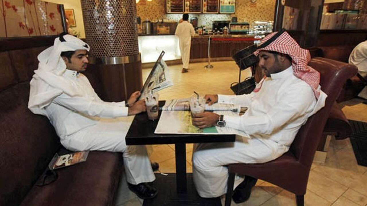SAUDI-MEDIA/CENSORSHIP Saudi men read newspapers at a coffee shop in Riyadh, September 19, 2011. Saudi Arabian bloggers and journalists say the arch-conservative Islamic kingdom will find it hard to douse glimmers of more open reporting despite a tightening of media rules after the spread of popular revolts through the Arab world. Picture taken September 19, 2011. To match Analysis SAUDI-MEDIA/CENSORSHIP. REUTERS/Fahad Shadeed (SAUDI ARABIA - Tags: MEDIA SOCIETY POLITICS)