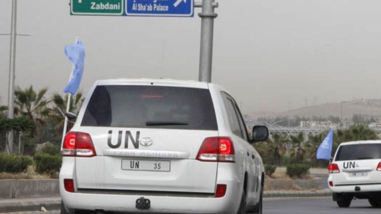 SYRIA-MONITORS/ United Nations observers travelling in U.N. vehicles leave a hotel in Damascus May 1, 2012, as they head to areas where protests against the regime of Syrian President Bashar al-Assad have been taking place. REUTERS/Khaled al- Hariri (SYRIA - Tags: CIVIL UNREST MILITARY POLITICS CONFLICT)