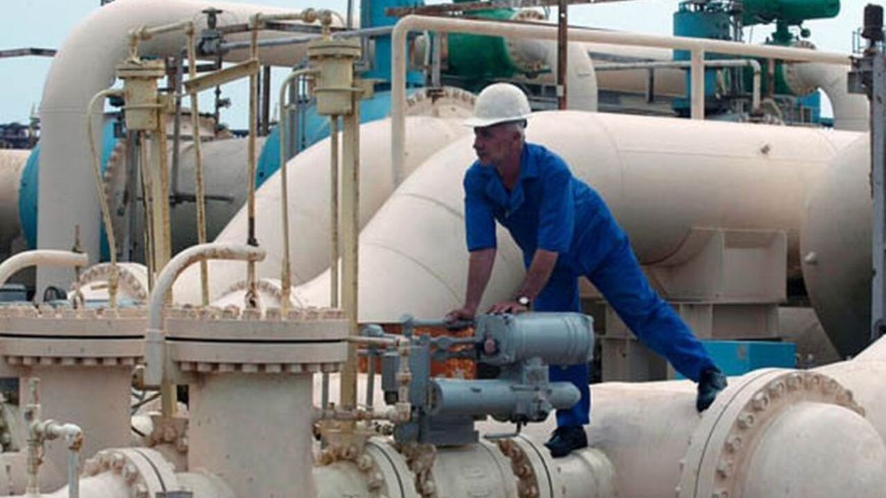 IRAQ - PHOTO TAKEN 17APR06 - An oil worker turns a valve at the Al Basra Oil Terminal (ABOT) located in the Persian Gulf about 34 kms (20 miles) south of the Iraqi city of Basra April 17, 2006. [The four-berth terminal is currently undergoing a major renovation to increase the crude oil-loading capacity up to 3 million barrels per day (BPD) and improve reliability and safety. ABOT is one of Iraq's two operating offshore terminals in the Persian Gulf, the second, Kwahr Abd Allah Oil Terminal, being in serious dis