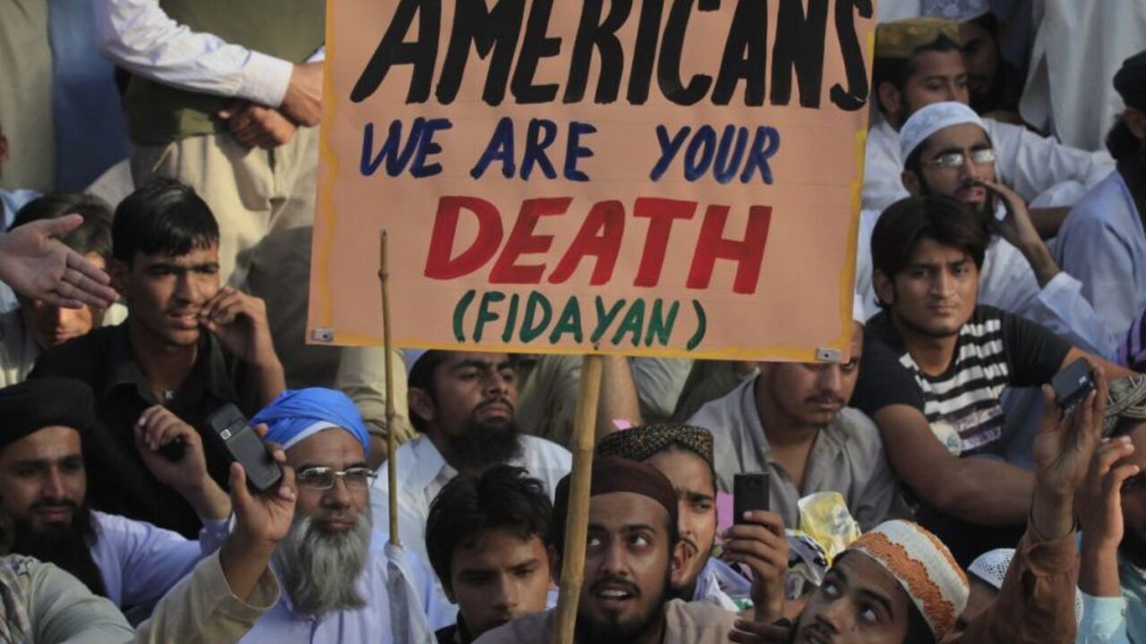 A supporter of the religious party Idara Sirat-e-Mustaqeem holds a placard during a rally against an anti-Islam film made in the U.S. mocking Prophet Mohammad, in Lahore A supporter of the religious party Idara Sirat-e-Mustaqeem holds a placard during a rally with some 600 other protesters against an anti-Islam film made in the U.S. mocking Prophet Mohammad, in Lahore September 23, 2012. A Pakistani minister offered $100,000 on Saturday to anyone who kills the maker of an online video which insults Islam, as sporadic protests rumbled on across parts of the Muslim world. REUTERS/Mohsin Raza (PAKISTAN - Tags: POLITICS CIVIL UNREST RELIGION)