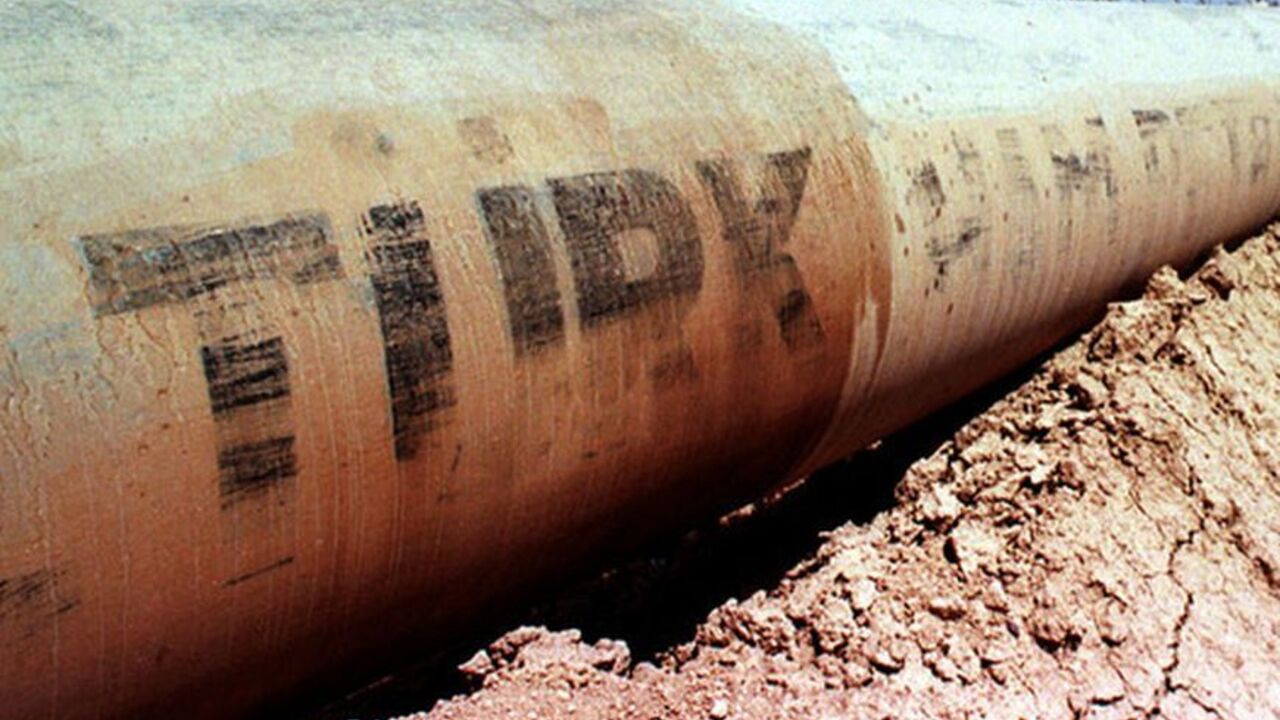An Iraqi oil refinery engineer walks along the Iraqi- Turkish pipeline in the oil rich region of Kir.. An Iraqi oil refinery engineer walks along the Iraqi- Turkish pipeline in the oil rich region of Kirkuk May 24. The Security Council voted unianimously on Friday to extend the existing UN humanitarian program in Iraq for another six months amid calls to lift Gulf War sanctions entirely. The council's resolution allows Iraq to sell $US5.26 billion worth of oil every six months to purchase food, medicine and other necessities for its people, suffering under UN sanctions since Baghdad's troops invaded Kuwai