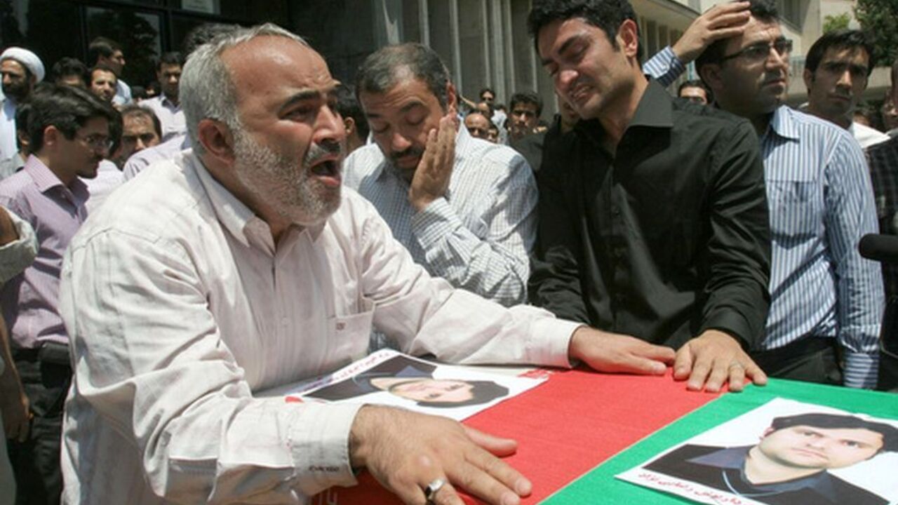 Relatives of Iranian scientist Darioush Rezaie who was shot dead by a motorcyclist mourn at his coffin in Tehran Relatives of Iranian scientist Darioush Rezaie who was shot dead by a motorcyclist mourn at his coffin in Tehran July 24, 2011. A senior Iranian official on Sunday blamed the United States and Israel for the killing of the Iranian scientist, who the deputy interior minister said was not linked to Iran's nuclear programme as reported by media. REUTERS/Yalda Moayeri (IRAN - Tags: POLITICS OBITUARY)