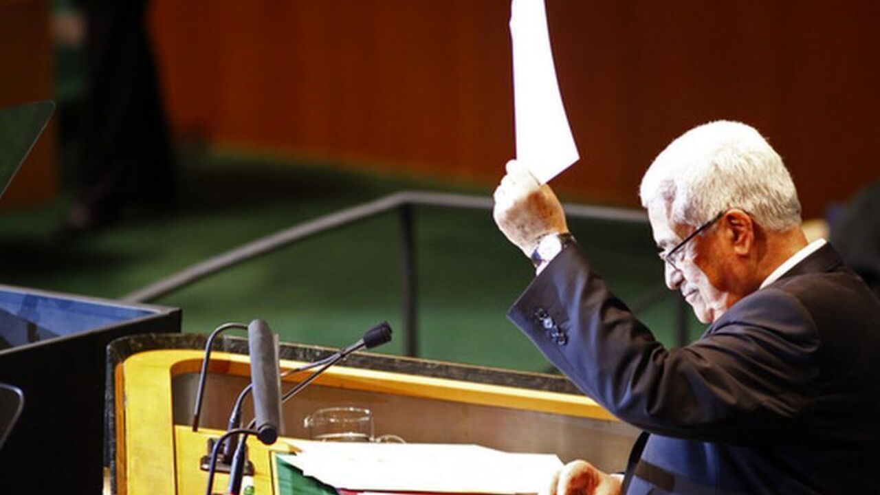 Palestinian Authority president Mahmoud Abbas holds up a letter to United Nations Secretary General Ban Ki-Moon requesting Palestinian statehood at the 66th United Nations General Assembly at U.N. headquarters in New York Palestinian Authority president Mahmoud Abbas holds up a letter to United Nations Secretary General Ban Ki-Moon requesting Palestinian statehood at the 66th United Nations General Assembly at U.N. headquarters in New York September 23, 2011. REUTERS/Eric Thayer (UNITED STATES - Tags: POLITICS)