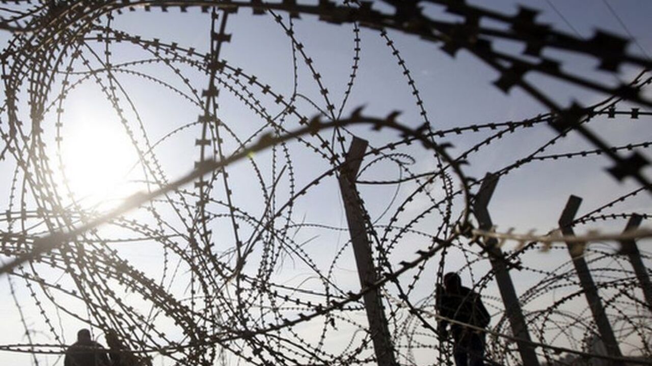 Turkish workers work to reinforce the border fence between the northern Syrian town of Ras al-Ain and the Turkish border town of Ceylanpinar Turkish workers work to reinforce the border fence between the northern Syrian town of Ras al-Ain and the Turkish border town of Ceylanpinar, Sanliurfa province November 21, 2012. NATO member states have agreed to supply Turkey with an advanced Patriot missile system to defend against Syrian attacks and talks on its deployment are in the final stage, Turkey's foreign minister Ahmet Davutoglu said on Tuesday. REUTERS/Amr Abdallah Dalsh (TURKEY - Tags: POLITICS CONFLICT MILITARY TPX IMAGES OF THE DAY)