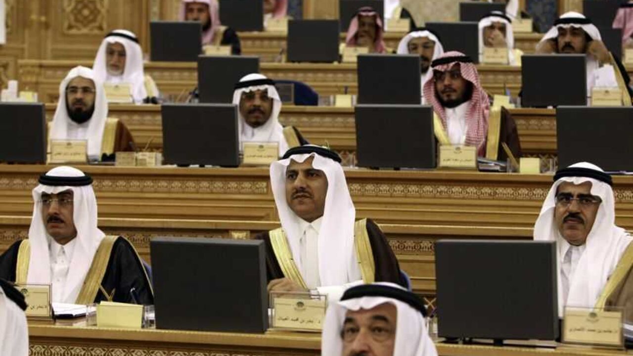 Members of the Saudi advisory Shura Council listen to Saudi Interior Minister Prince Nayaf Bin Abdul Aziz during his presentation on the security situation in the kingdom Members of the Saudi advisory Shura Council listen to Saudi Interior Minister Prince Nayaf Bin Abdul Aziz, brother of Saudi King Abdulah, during his presentation on the security situation in the kingdom, in Jeddah July 1, 2007 REUTERS/Ali Jarekji (SAUDI ARABIA)