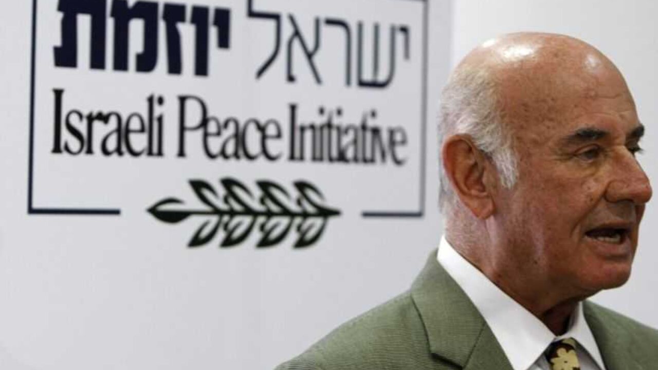 Former head of Israel's Shin Bet security agency Perry speaks during a news conference in Tel Aviv Former head of Israel's Shin Bet security agency Yaakov Perry speaks during a news conference about a peace initiative in Tel Aviv April 6, 2011. Former Israeli security chiefs have drafted a new peace plan they hope to use as a platform to pressure Prime Minister Benjamin Netanyahu's government to renew deadlocked talks with the Palestinians. REUTERS/Baz Ratner (ISRAEL - Tags: POLITICS MILITARY HEADSHOT) - RTR2KVIL