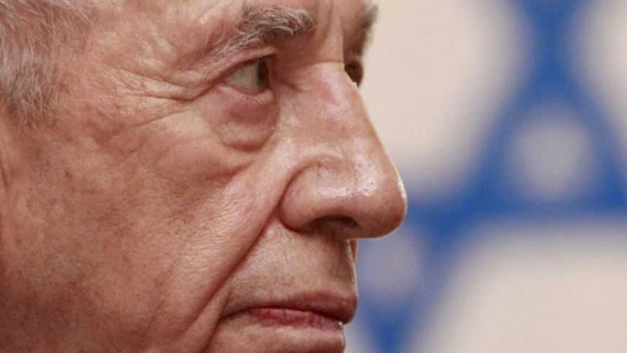 Israeli President Peres looks on during a news conference with Russia's cpunterpart Putin at the Kremlin in Moscow Israeli President Shimon Peres looks on during a news conference with Russia's counterpart Vladimir Putin at the Kremlin in Moscow November 8, 2012. REUTERS/Sergei Karpukhin (RUSSIA - Tags: POLITICS HEADSHOT)