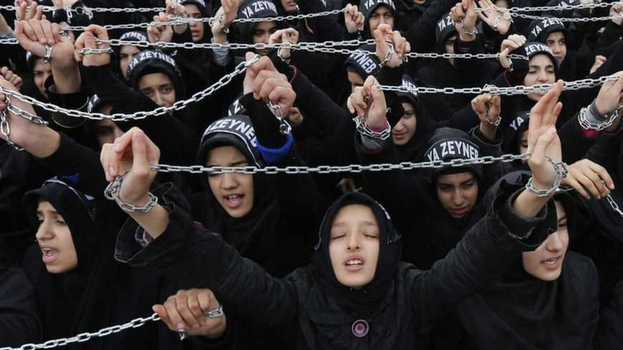 Turkish Shi'ite women shout Islamic slogans as they mourn during an Ashura procession in Istanbul Turkish Shi'ite women shout Islamic slogans as they mourn during an Ashura procession in Istanbul November 24, 2012. Muslims all over the world mourn the slaying of Imam Hussein during the first ten days of the Islamic month of Muharram. Imam Hussein was killed by his political rivals along with 72 companions in the seventh century battle of Kerbala. REUTERS/Murad Sezer (TURKEY - Tags: ANNIVERSARY RELIGION CIVIL UNREST)