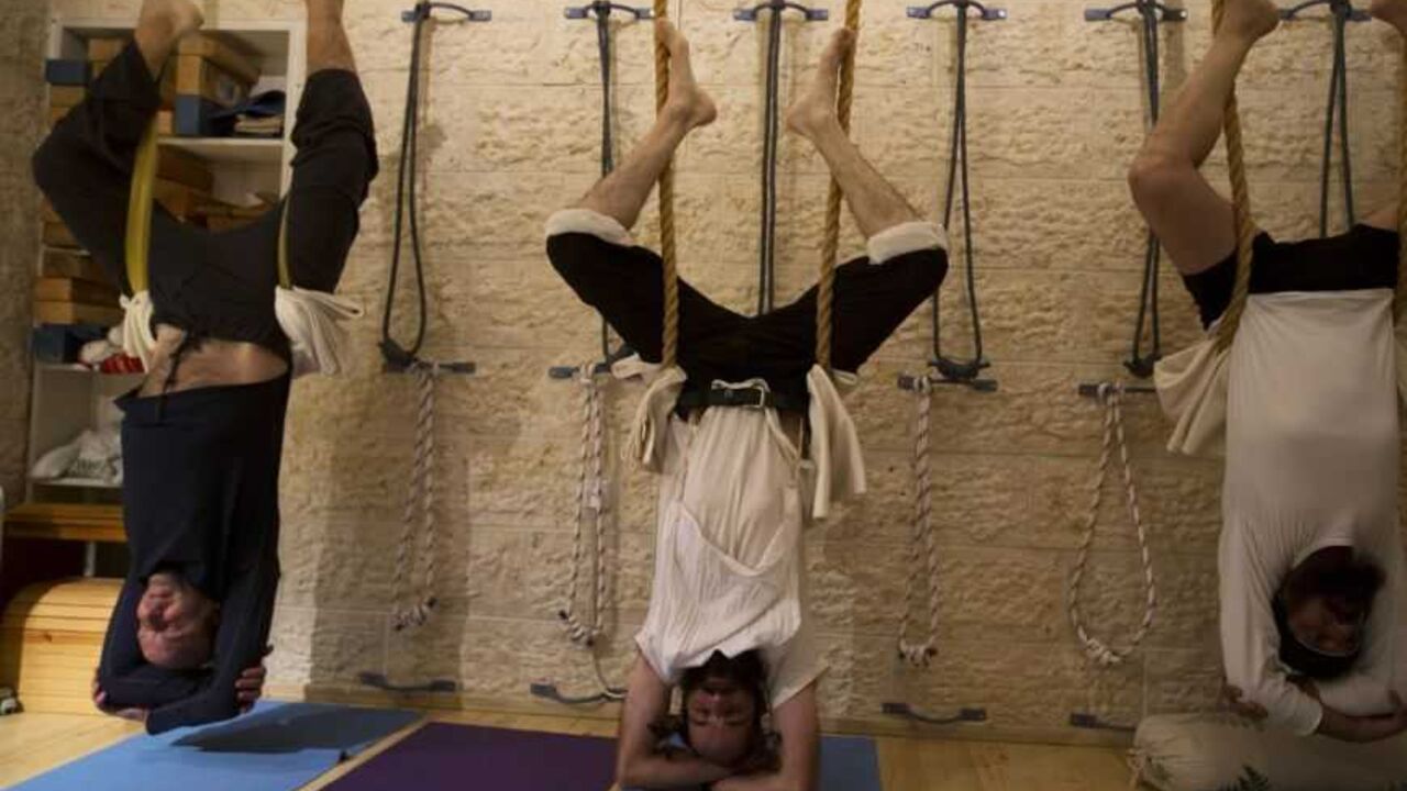 Ultra-Orthodox Jewish men take part in a yoga class at a studio near Jerusalem Ultra-Orthodox Jewish men take part in a yoga class at a studio in Ramat Beit Shemesh, some 20 km (12 miles) from Jerusalem January 1, 2013. Almost a dozen devout Jewish men meet weekly at the studio, the only one of its kind in a neighbourhood where tensions have flared in the past between religious and secular Jews. The studio offers gender separated classes in accordance with the religious beliefs against mixing of the sexes in public. Picture taken January 1, 2013. REUTERS/Ronen Zvulun (ISRAEL - Tags: S