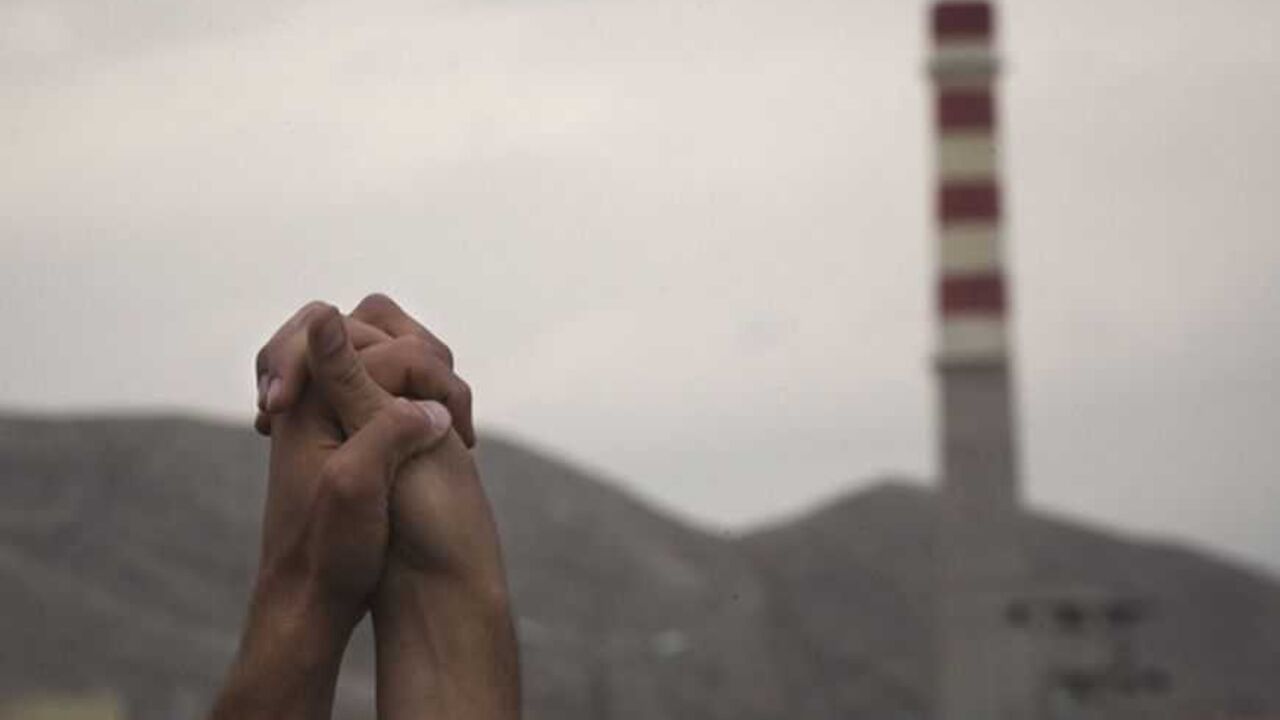 EDITORS' NOTE: Reuters and other foreign media are subject to Iranian restrictions on leaving the office to report, film or take pictures in Tehran. 
Iranian students hold up their hands as a sign of unity as they form a human chain around the Uranium Conversion Facility (UCF) to show their support for Iran's nuclear program in Isfahan, 450 km (280 miles) south of Tehran November 15, 2011. REUTERS/Morteza Nikoubazl (IRAN - Tags: POLITICS ENERGY EDUCATION)