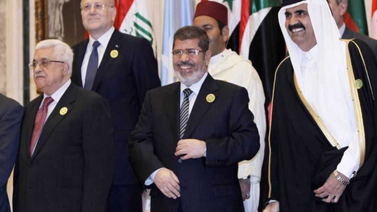 Arab heads of state pose for photos in Riyadh Palestinian President Mahmoud Abbas (L), Egypt's President Mohamed Mursi (C) and Qatar's Emir Hamad bin Khalifa al-Thani pose for photos in Riyadh January 21, 2013. Saudi Arabia host a two-day meeting of Arab heads of state to discuss development plans in the region. The meeting is expected to focus on bolstering development in the Arab region and ways of achieving the Millennium development objectives. REUTERS/Fahad Shadeed (SAUDI ARABIA - Tags: POLITICS ROYALS)