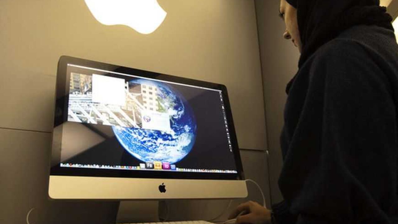 To match Feature IRAN-SANCTIONS/GADGETS EDITORS' NOTE: Reuters and other foreign media are subject to Iranian restrictions on leaving the office to report, film or take pictures in Tehran.
A woman uses an iMac computer in a shop at a mobile and computer shopping complex in northern Tehran January 18, 2011. Although there were no queues outside Tehran's computer stores when Apple's iPad hit the market last year, the latest must-have gadget has quietly appeared in shops, despite tightened economic sanctions. On a recent cold winter's evening, th