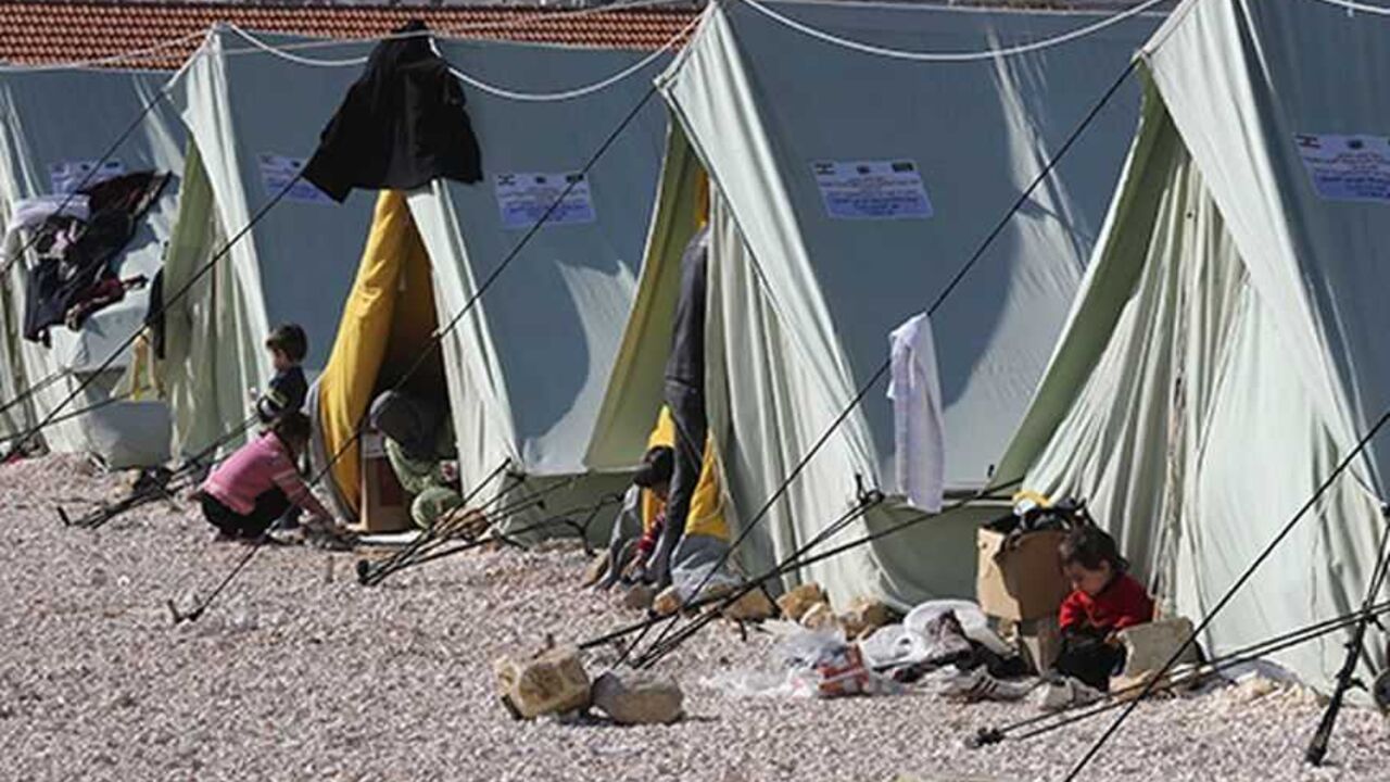 SYRIA-CRISIS/REFUGEES Syrian refugee children play outside their tents in al-Marj, in the Bekaa Valley December 27, 2012. REUTERS/Mohamed Azakir (LEBANON - Tags: POLITICS CIVIL UNREST SOCIETY IMMIGRATION)