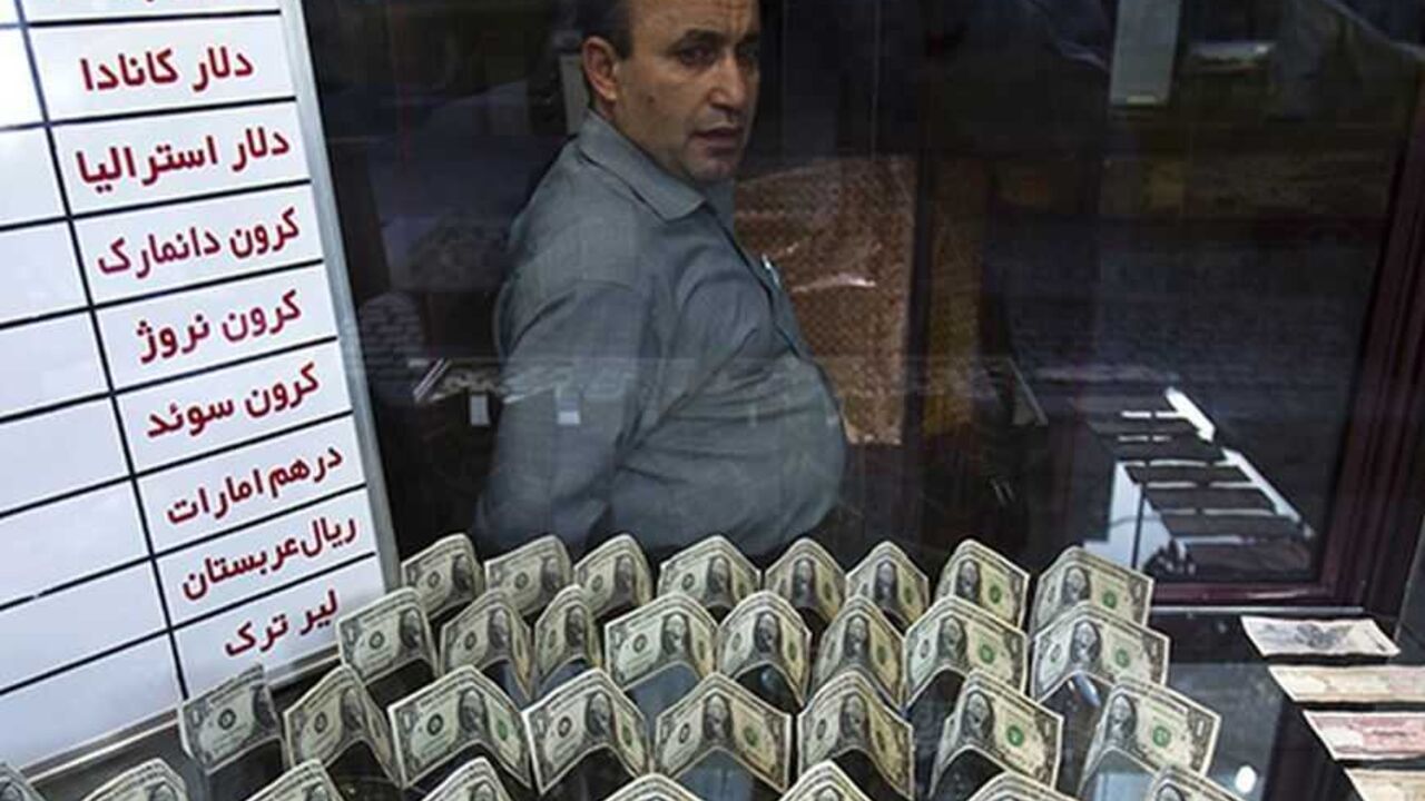 IRAN-ECONOMY/ EDITORS' NOTE: Reuters and other foreign media are subject to Iranian restrictions on leaving the office to report, film or take pictures in Tehran.
An exchange currency dealer sits at his shop as he waits for customer in Tehran's business district October 24, 2011. Iranian media reported last week that monetary authorities had reversed a six-month-old decision to cut interest on bank deposits, aiming to mop up excess cash in the economy and halt a dangerous rise of inflation. The news made sense to econom