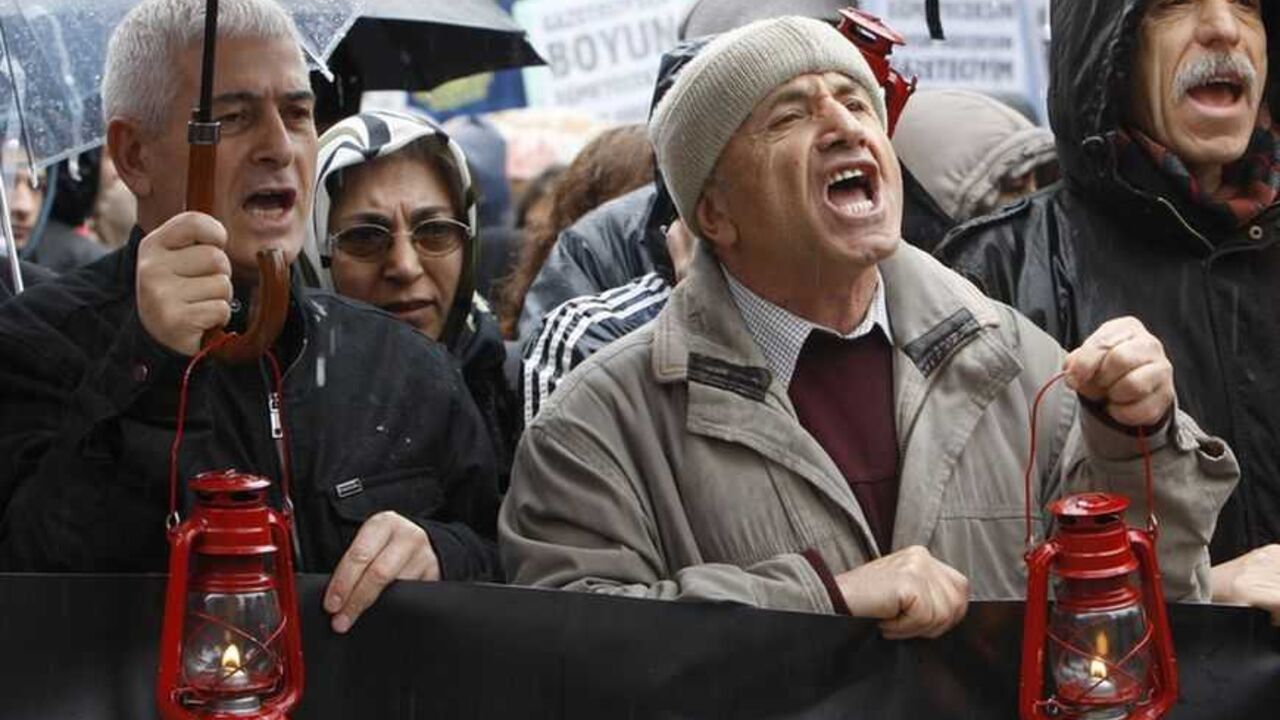 Journalists and their supporters march during a protest against the arrests of journalists in Istanbul Journalists and their supporters march during a protest against the arrests of journalists in Istanbul April 14, 2011. Journalists in Turkey marched in protest after police arrested 10 reporters and writers. REUTERS/Osman Orsal (TURKEY - Tags: POLITICS CIVIL UNREST) - RTR2L7R3