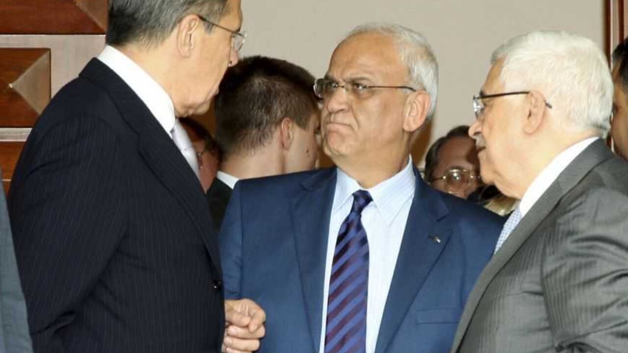 Palestinian President Mahmoud Abbas and chief Palestinian negotiator Saeb Erekat speak with Russian Foreign Minister Sergei Lavrov in Amman Palestinian President Mahmoud Abbas (R) and chief Palestinian negotiator Saeb Erekat (C) speak with Russian Foreign Minister Sergei Lavrov in Amman November 6, 2012. REUTERS/Majed Jaber (JORDAN - Tags: POLITICS) - RTR3A22U