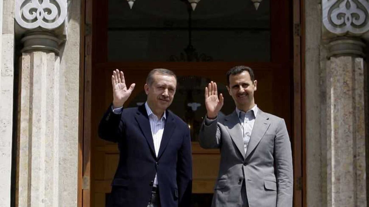 Turkey's Prime Minster Erdogan and Syria's President Bashar al-Assad greets members of the media in Istanbul Turkey's Prime Minster Recep Tayyip Erdogan (L) and Syria's President Bashar al-Assad greets members of the media at Ciragan Palace in Istanbul May 9, 2010. REUTERS/Ibrahim Usta/Pool (TURKEY - Tags: POLITICS) - RTR2DNJR