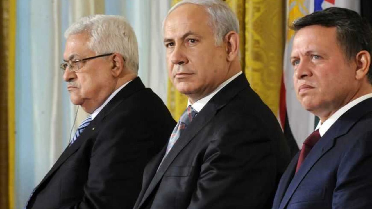 Palestinian President Abbas, Israeli PM Netanyahu, Jordan's King Abdullah II and Egypt's President Mubarak listen to U.S. President Obama speak at the White House Palestinian President Mahmoud Abbas, Israeli Prime Minister Benjamin Netanyahu, Jordan's King Abdullah II and Egypt's President Hosni Mubarak (L-R) listen to U.S. President Barack Obama make a statement on Middle East peace in the East Room of the White House in Washington September 1, 2010. REUTERS/Jonathan Ernst (UNITED STATES - Tags: POLITICS) - RTR2HTFY