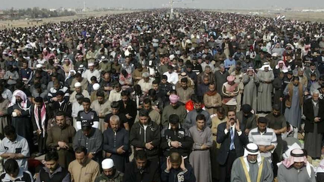 Iraqi Sunni Muslims attend Friday prayers during an anti-government demonstration in Falluja, 50 km (31 miles) west of Baghdad,February 8, 2013. Tens of thousands of Sunni Muslims protested after Friday prayers in huge rallies against Shi'ite Iraqi Prime Minister Nuri al-Maliki, demanding that he steps down. REUTERS/Mohanned Faisal (IRAQ CONFLICT POLITICS) - RTR3DHV6