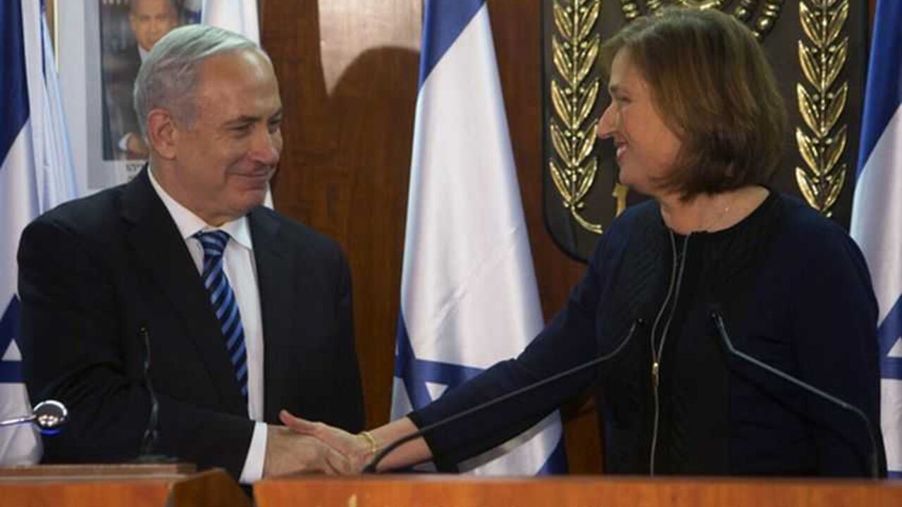 Israel's Prime Minister Benjamin Netanyahu shakes hands with former Foreign Minister Tzipi Livni during their joint statement at the Knesset in Jerusalem Israel's Prime Minister Benjamin Netanyahu (L) shakes hands with former Foreign Minister Tzipi Livni, head of the centrist Hatenuah party, during their joint statement at the Knesset, the Israeli parliament, in Jerusalem February 19, 2013. Netanyahu took his first step in forming a new government on Tuesday saying he had signed a coalition deal with Livni, who will handle efforts to renew stalled Middle East diplomacy. REUTERS/Ronen Zvulun (JERUSALEM - Tags: POLITICS) - RTR3DZYL