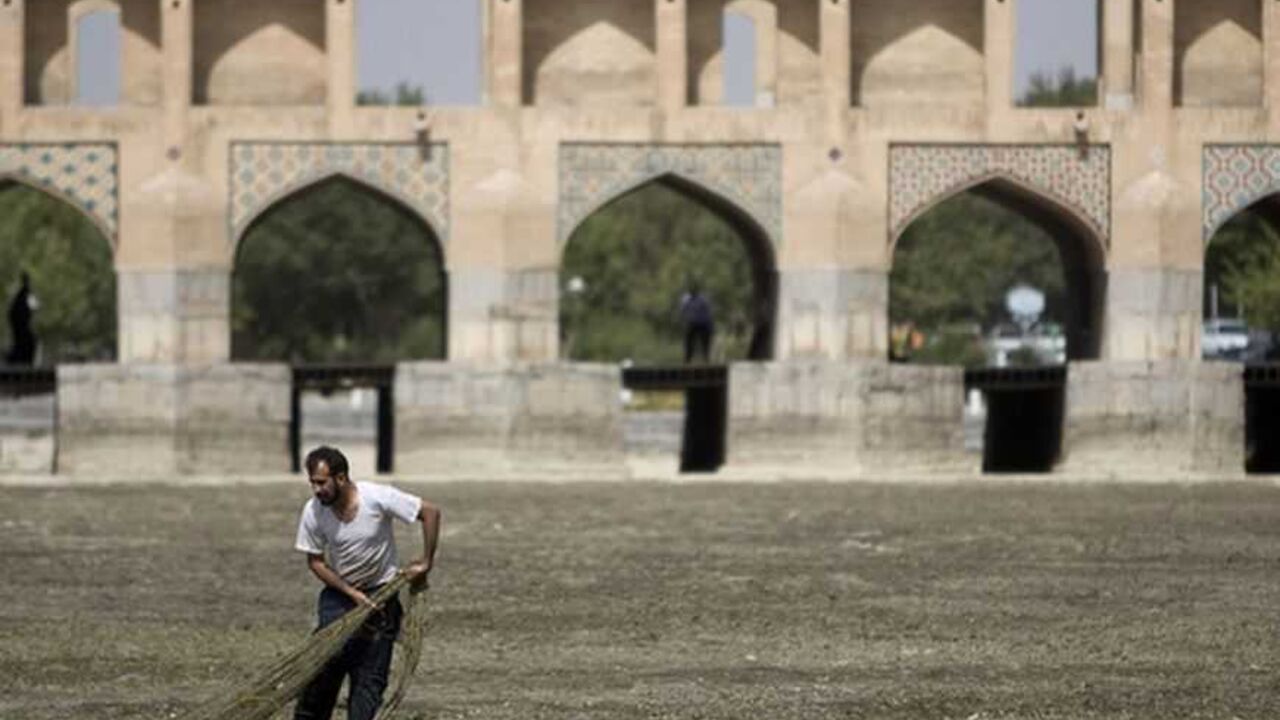Fisherman tries to catch fish at dried-up Zayanderood River in Isfahan A fisherman tries to catch fish at the dried-up Zayanderood River, with the Khajoo Bridge seen in the background, in Isfahan, 450 km (281 miles) south of Tehran, June 27, 2008. The river dried up due to low rainfall and the water being re-channelled for hydroelectricity purposes. REUTERS/Morteza Nikoubazl (IRAN) - RTX7EU6