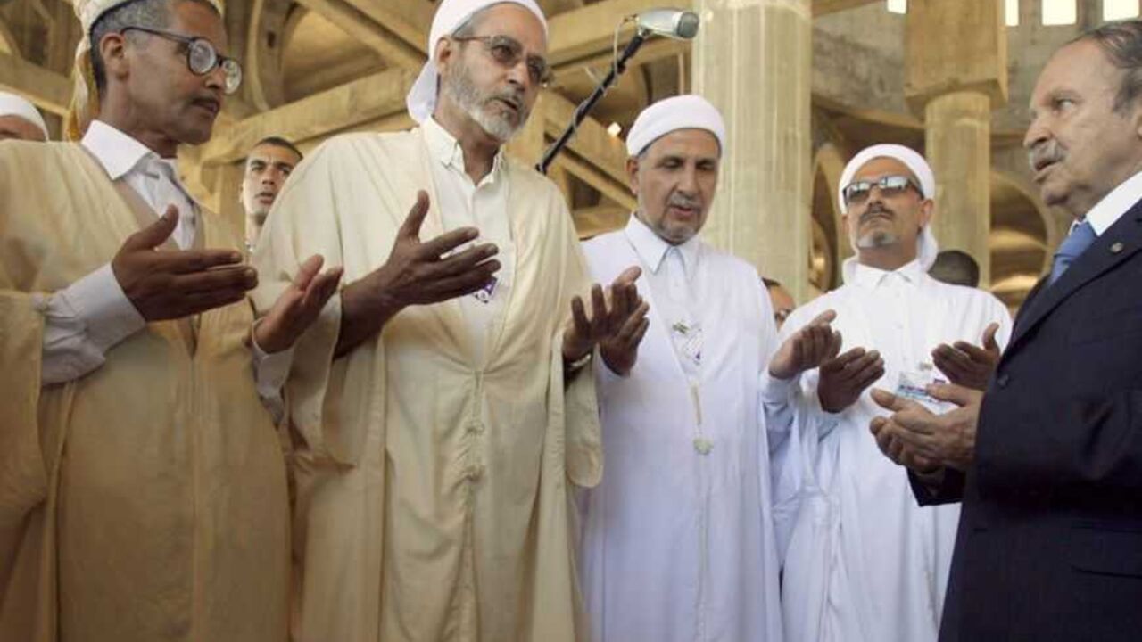 Algeria's President Abdelaziz Bouteflika prays with imams at a mosque's building site during his official visit to Oran Algeria's President Abdelaziz Bouteflika (R) prays with imams at a mosque's building site during his official visit to Oran August 1, 2007. REUTERS/Zohra Bensemra (ALGERIA) - RTR1SFNJ