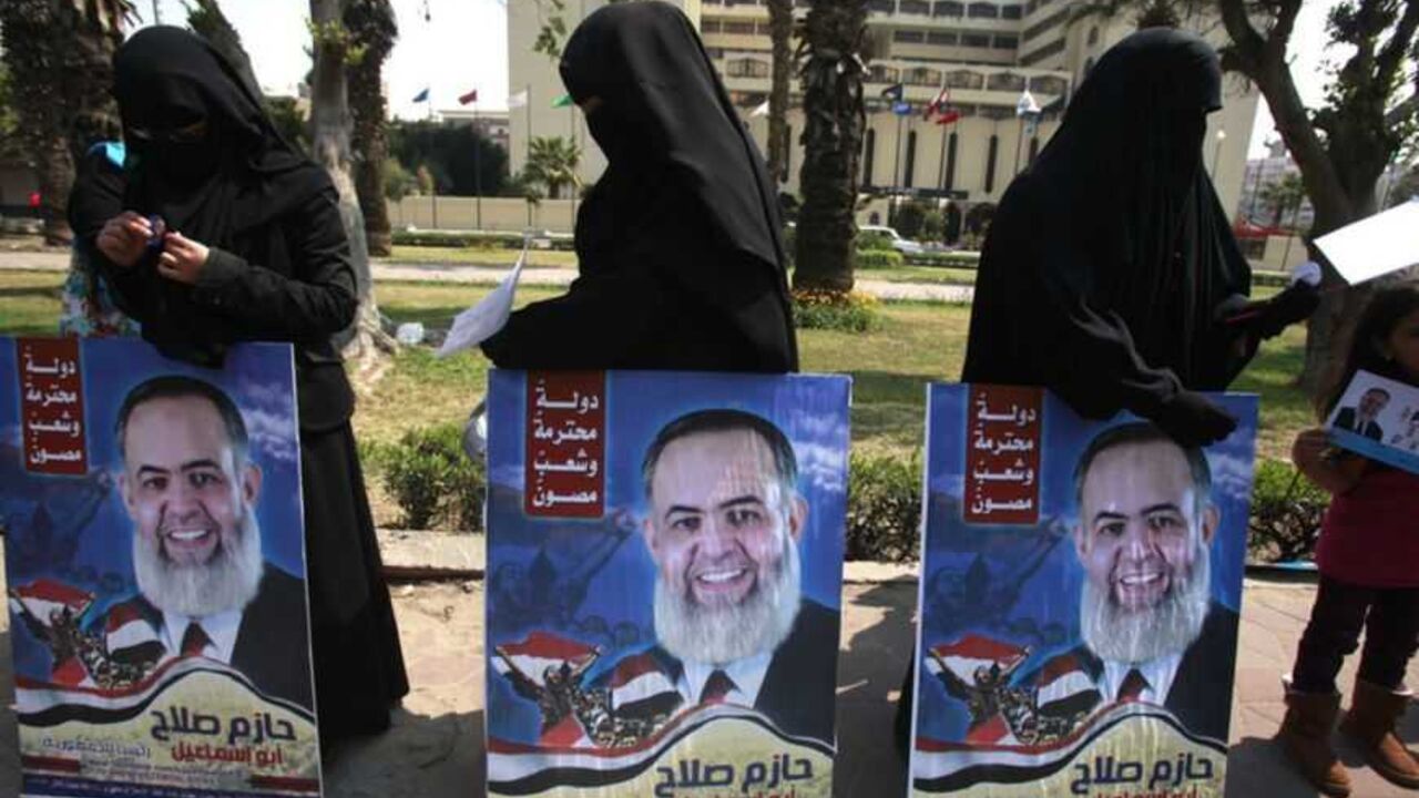 Supporters of Hazem Salah Abu Ismail, a Salafist leader and presidential candidate, carry posters before his arrival, in Cairo Supporters of Hazem Salah Abu Ismail, a Salafist leader and presidential candidate, carry his posters before his arrival to present recommendation documents to the Higher Presidential Elections Commission (HPEC) headquarters in Cairo March 30, 2012. The presidential election will be held on May 23 and 24. REUTERS/Asmaa Waguih (EGYPT - Tags: POLITICS ELECTIONS) - RTR304AE