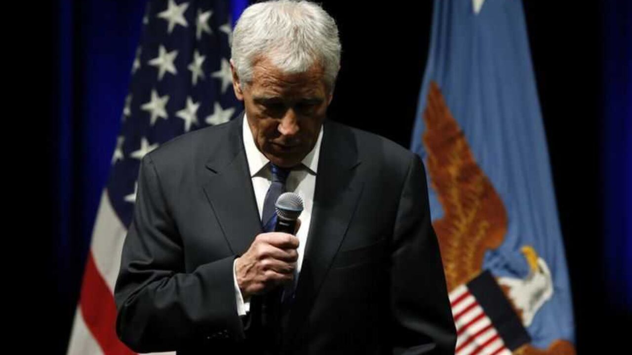 U.S. Secretary of Defense Chuck Hagel pauses during remarks to service members and civilian employees on his first day in his new post at the Pentagon in Arlington, Virginia, February 27, 2013. REUTERS/Jonathan Ernst    (UNITED STATES - Tags: POLITICS MILITARY) - RTR3ECW8