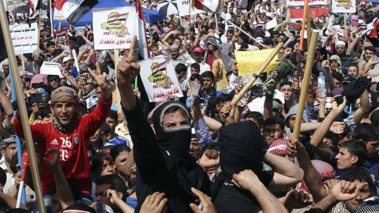 Sunni Muslims shout slogans during an anti-government demonstration in Falluja Sunni Muslims shout slogans during an anti-government demonstration in Falluja, 50 km (31 miles) west of Baghdad, March 15, 2013. Thousands of Sunni Muslims protested after Friday prayers in huge rallies against Shi'ite Iraqi Prime Minister Nuri al-Maliki, demanding that he step down. The signs read, "We are coming, Baghdad". REUTERS/Mohanned Faisal (IRAQ - Tags: POLITICS CIVIL UNREST) - RTR3F11P