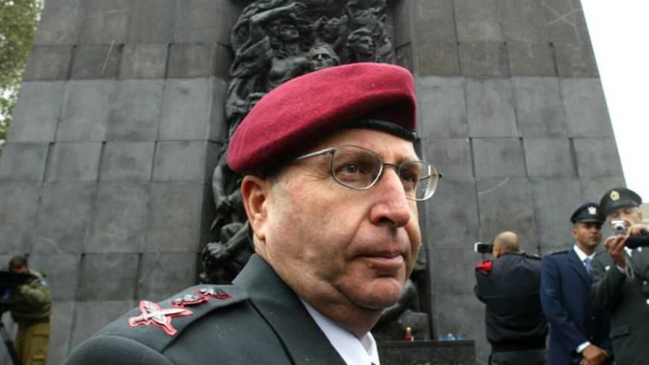 Moshe Yaalon the Chief of Staff of the Israeli army stands in front of the Warsaw Ghetto monument. Moshe Yaalon the Chief of Staff of the Israeli army stands in front of the Warsaw Ghetto monument, May 18, 2005. Yaalon is in Warsaw for one day working visit. The memorial is a 1948 tribute to the heroic struggle of Warsaw's doomed Jews and the resistance fighters who helped the 450,000 persons packed into the Warsaw Ghetto by the Nazis during World War Two. REUTERS/Katarina Stoltz KS/AA - RTRBLDC
