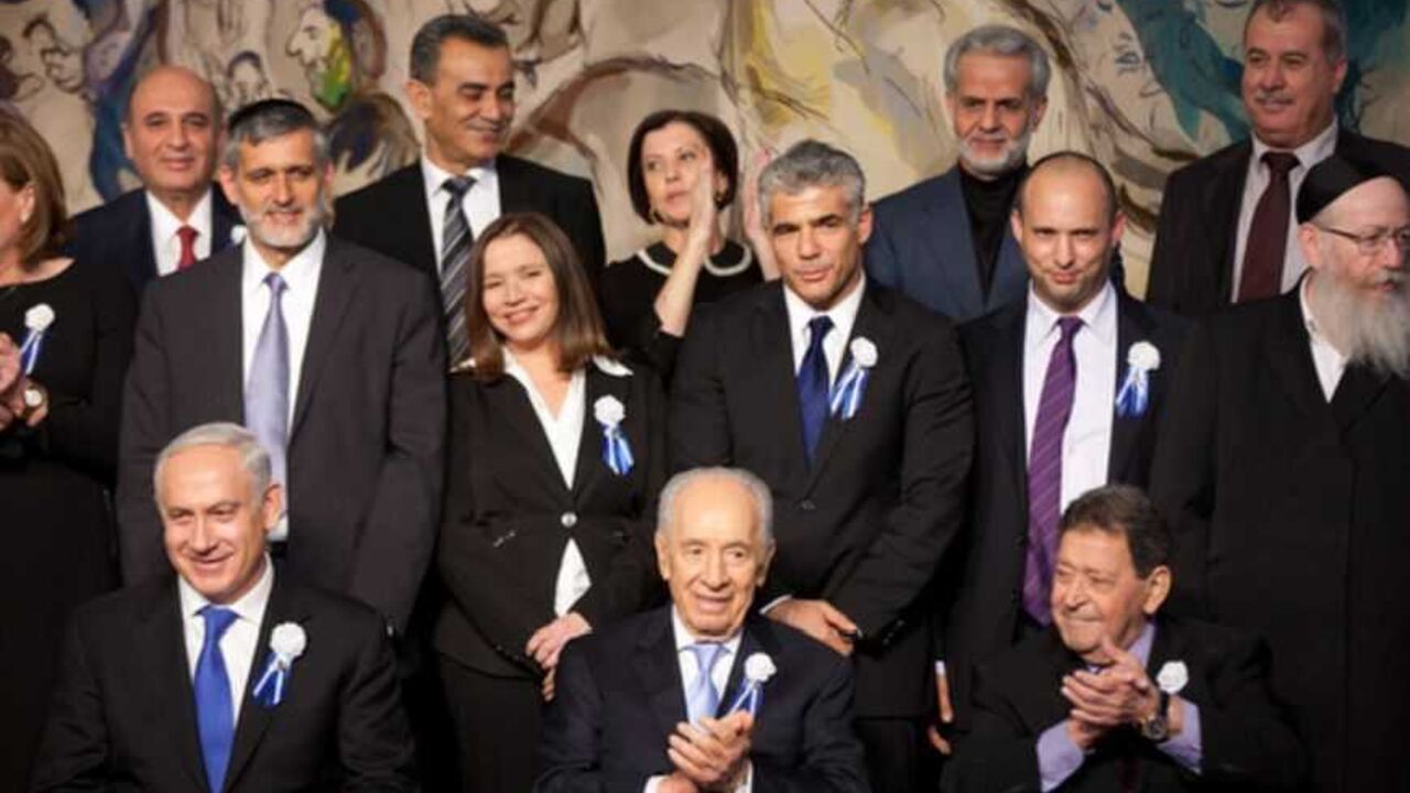 160903947US010_INAUGURATION JERUSALEM, ISRAEL - FEBRUARY 05: Israeli Prime Minister Benjamin Netanyahu and Israeli president Shimon Peres pose for a photograph with the heads of the parties of the Knesset (Israeli parliament) during a reception marking the opening of the 19th Knesset on February 5, 2013 in Jerusalem, Israel.The 120 members of the Knesset included a record 48 new law makers. (Photo by Uriel Sinai/Getty Images)