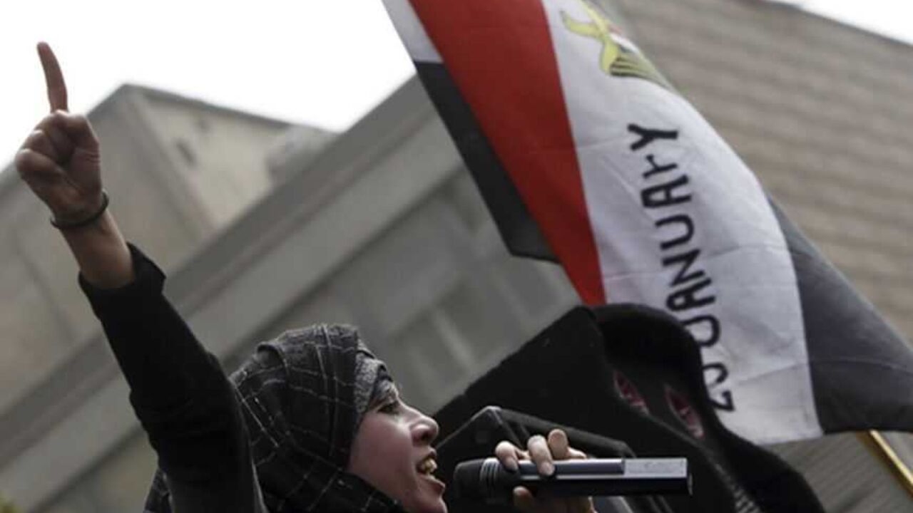 EGYPT/ A woman, who opposes Egyptian President Mohamed Mursi, shouts slogans during a protest at Tahrir Square in Cairo March 8, 2013. The protest by Egyptian women against the government took place in Cairo on International Women's Day. REUTERS/Amr Abdallah Dalsh (EGYPT - Tags: POLITICS CIVIL UNREST) - RTR3EQKP