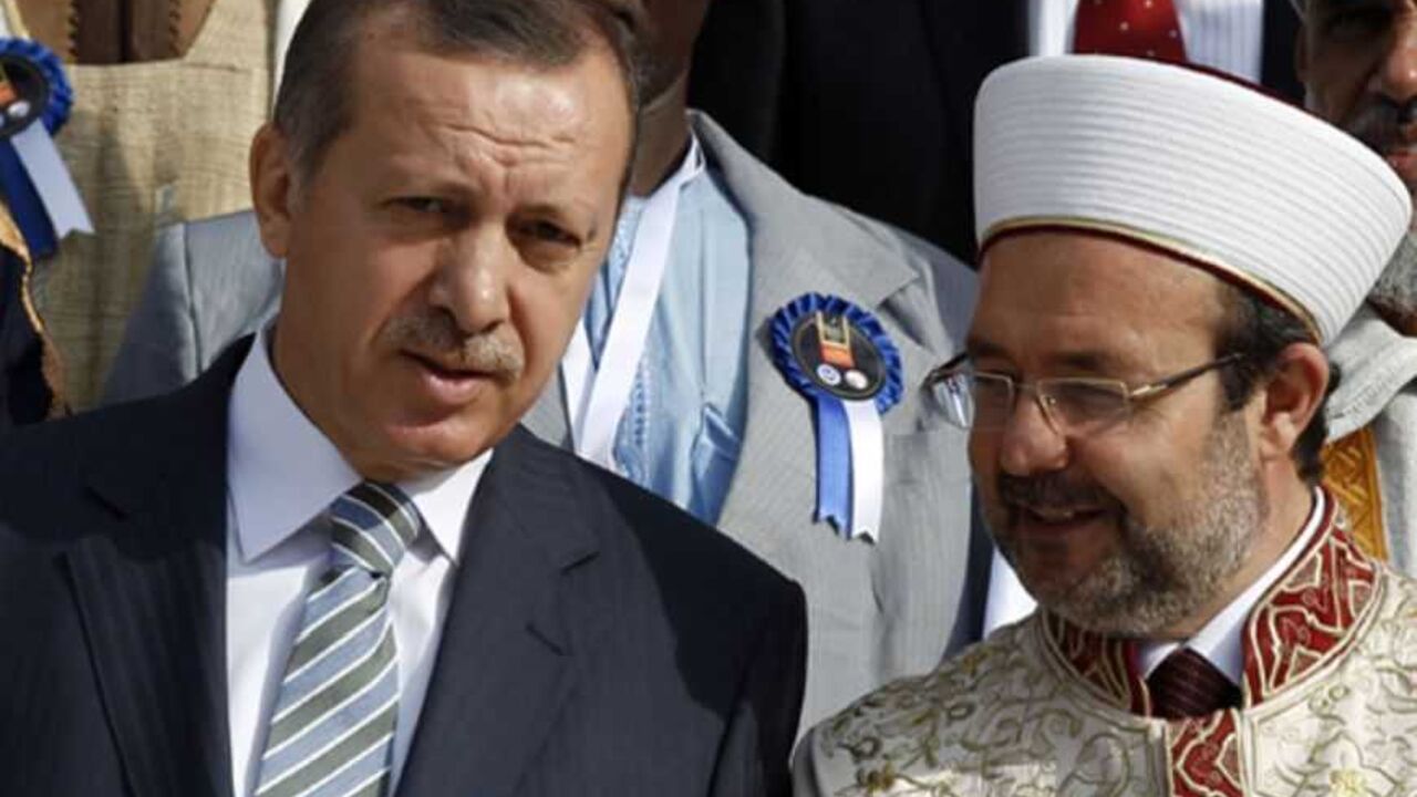 TURKEY/ Turkey's Prime Minister Tayyip Erdogan chats with Head of Turkey's Religious Affairs Directorate Mehmet Gormez (R) during the summit of religious leaders from Muslim countries and communities in Africa at the Ottoman-era Dolmabahce Palace in Istanbul November 21, 2011. REUTERS/Murad Sezer (TURKEY - Tags: POLITICS RELIGION) - RTR2UA6H