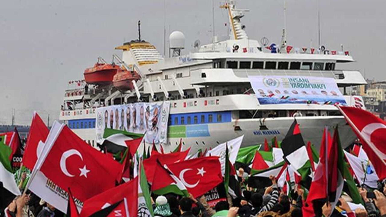 TURKEY/ Pro-Palestinian activists wave Turkish and Palestinian flags during the welcoming ceremony for cruise liner Mavi Marmara at the Sarayburnu port of Istanbul December 26, 2010. Nine Turkish activists died in May when Israeli commandos raided the boat, which was part of a flotilla seeking to break the blockade imposed on the Gaza Strip. REUTERS/Stringer (TURKEY - Tags: POLITICS CIVIL UNREST IMAGES OF THE DAY) - RTXW0M8