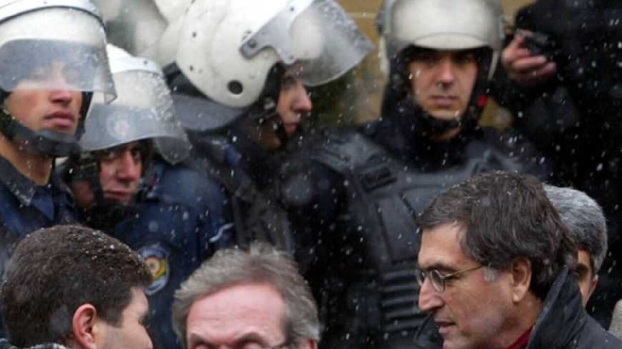 Turkish columnist Hasan Cemal leaves the court house in Istanbul Turkish columnist Hasan Cemal (R), one of five journalists who are on trial for insulting the country's courts, leaves the court house following their trial in Istanbul, February 7, 2006. A Turkish court on Tuesday began hearing the case of five prominent journalists who face possible jail sentences in a trial which is seen as a fresh test of curbs on freedom of expression in the European Union candidate nation. REUTERS/Stringer - RTR1A80J