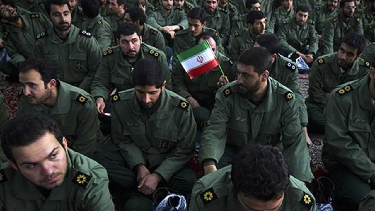 IRAN/ EDITORS' NOTE: Reuters and other foreign media are subject to Iranian restrictions on leaving the office to report, film or take pictures in Tehran.
Members of the revolutionary guard attend the anniversary ceremony of Iran's Islamic Revolution at the Khomeini shrine in the Behesht Zahra cemetery, south of Tehran, February 1, 2012. REUTERS/Raheb Homavandi (IRAN - Tags: POLITICS ANNIVERSARY MILITARY) - RTR2X5DT