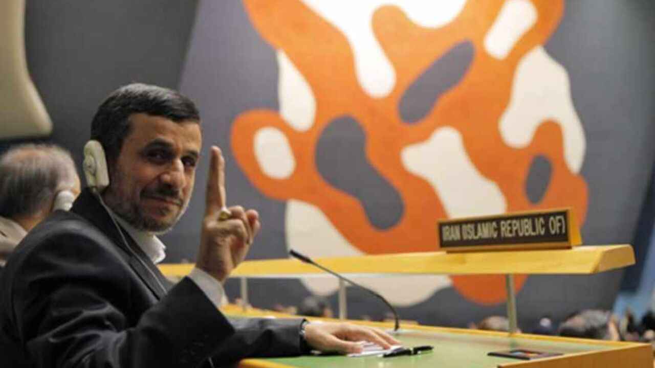UN-ASSEMBLY/ Iran's President Mahmoud Ahmadinejad flashes a V-sign during the high-level meeting of the General Assembly on the Rule of Law at the United Nations headquarters in New York September 24, 2012. REUTERS/Eduardo Munoz (UNITED STATES - Tags: POLITICS) - RTR38CV7