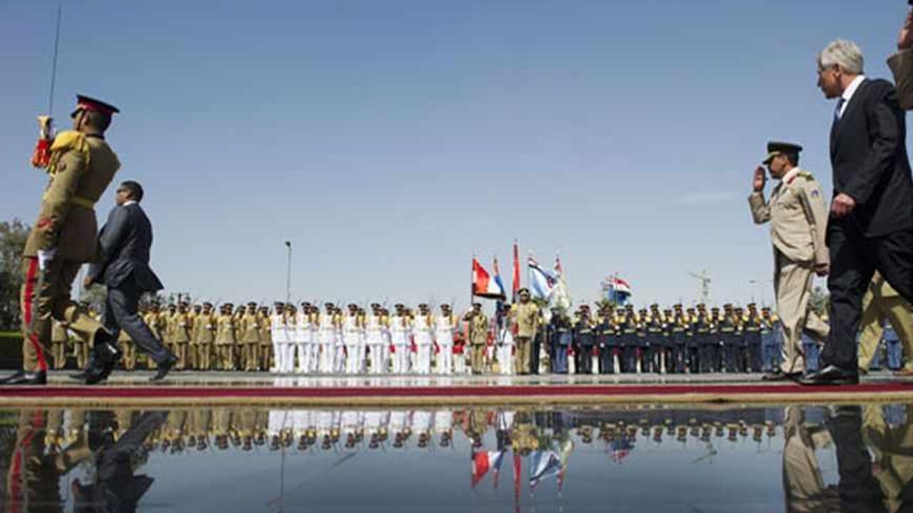 EGYPT/ U.S. Defense Secretary Chuck Hagel (2nd R) walks with Egyptian army officials before laying a wreath at the Tomb of the Unknown Soldier in Cairo April 24, 2013. REUTERS/Jim Watson/Pool (EGYPT - Tags: POLITICS MILITARY) - RTXYY94
