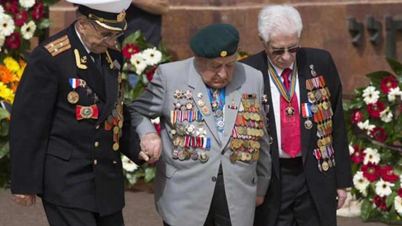 ISRAEL/ World War Two veterans return to their seats after laying a wreath during a ceremony marking Israel's annual day of Holocaust remembrance, at Yad Vashem in Jerusalem April 8, 2013. Israel on Monday commemorates the six million Jews killed by the Nazis in the Holocaust during World War Two. REUTERS/Ronen Zvulun (JERUSALEM - Tags: POLITICS ANNIVERSARY CONFLICT) - RTXYD5G