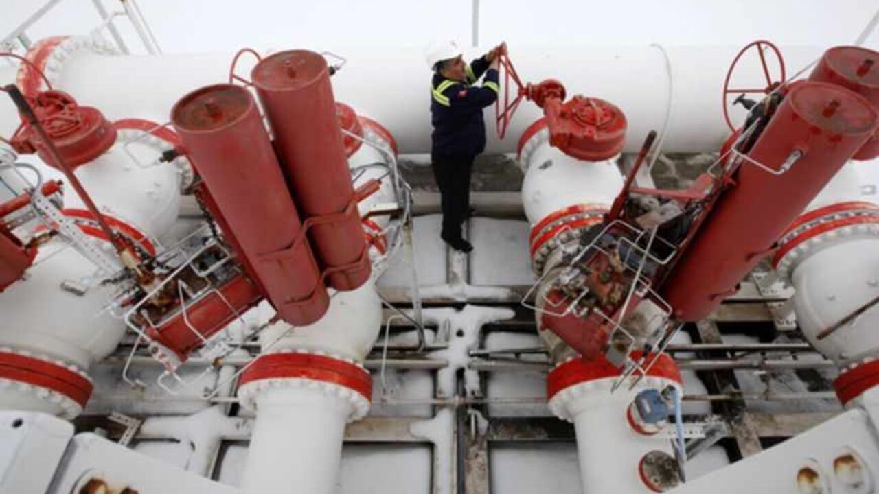 A worker checks the valve gears in a natural gas control centre of Turkey's Petroleum and Pipeline Corporation A worker checks the valve gears in a natural gas control centre of Turkey's Petroleum and Pipeline Corporation, 35 km (22 miles) west of Ankara, February 14, 2012. REUTERS/Umit Bektas (TURKEY - Tags: BUSINESS ENERGY) - RTR2XU1Q