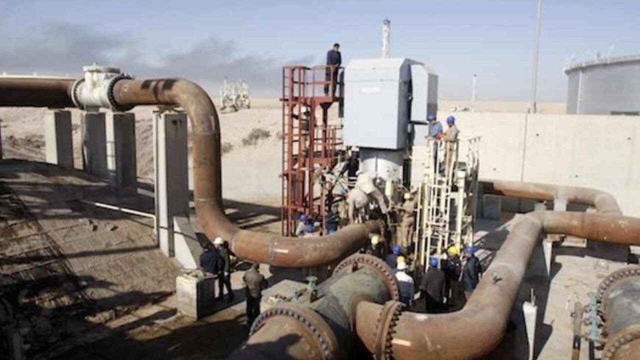 Employees of the state-run South Oil Company (SOC) join a new oil storage tank to the oil pipelines near the southern city of Basra Employees of the state-run South Oil Company (SOC) join a new oil storage tank to the oil pipelines near the southern city of Basra January 14, 2013. The head of the state-run South Oil Company said the new facility will add a capacity of one million barrels to the existing 5.5 million barrels available. REUTERS/Atef Hassan (IRAQ - Tags: ENERGY CIVIL UNREST) - RTR3CG6G