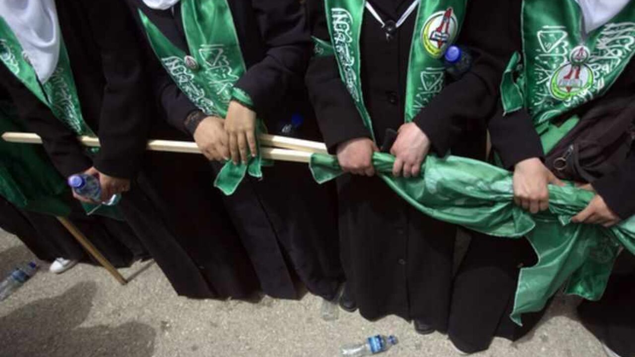 Palestinian students supporting the Islamic Hamas movement take part in an election campaign for the student council at the Birzeit University campus in the West Bank city of Ramallah Palestinian students supporting the Islamic Hamas movement take part in an election campaign for the student council at the Birzeit University campus in the West Bank city of Ramallah April 14, 2009. The political parties are competing for the student council's 51 seats in an election that will take place on Wednesday. REUTERS/Fadi Arouri (WEST BANK CONFLICT EDUCATION) - RTXDZ7O