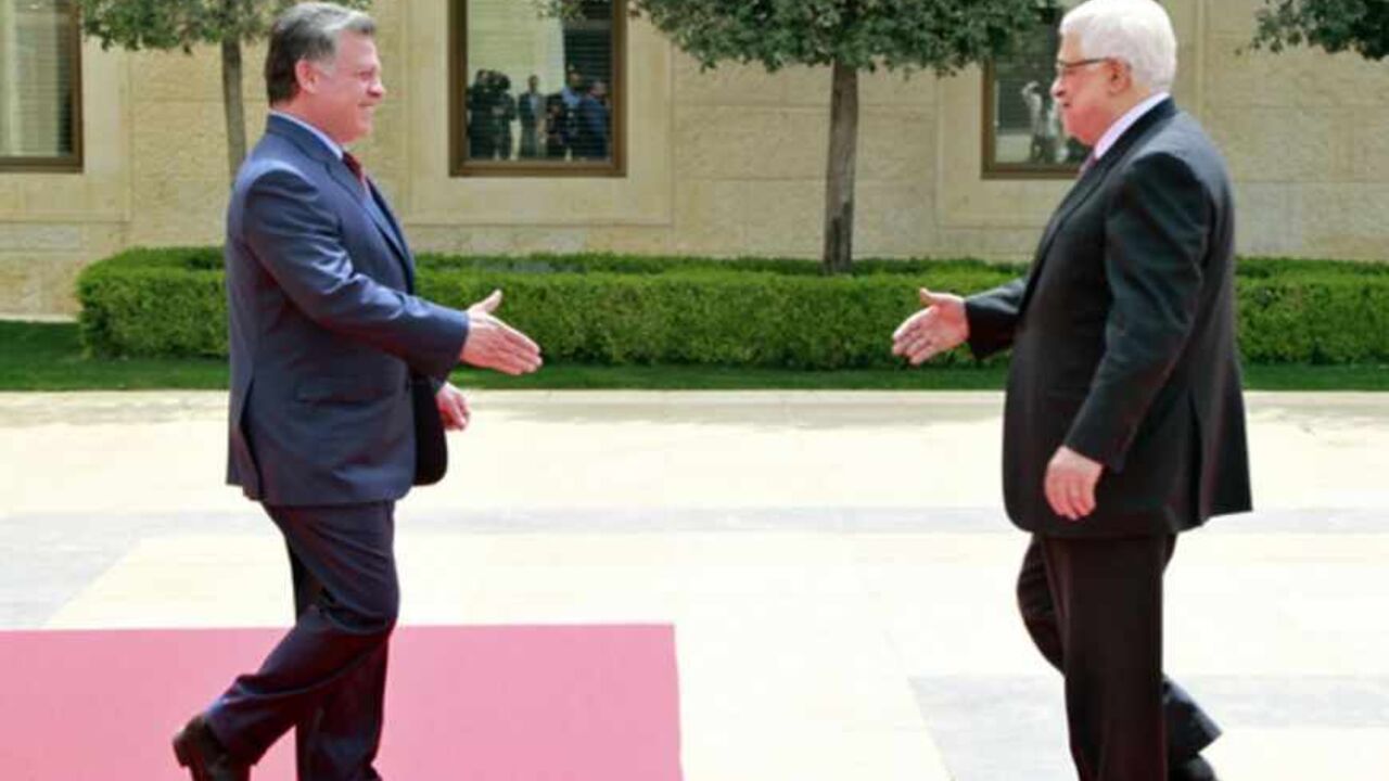 Jordan's King Abdullah welcomes Palestinian President Mahmoud Abbas in Amman Jordan's King Abdullah (L) welcomes Palestinian President Mahmoud Abbas at the Royal Palace in Amman March 31, 2013. REUTERS/Muhammad Hamed (JORDAN - Tags: POLITICS) - RTXY3S1