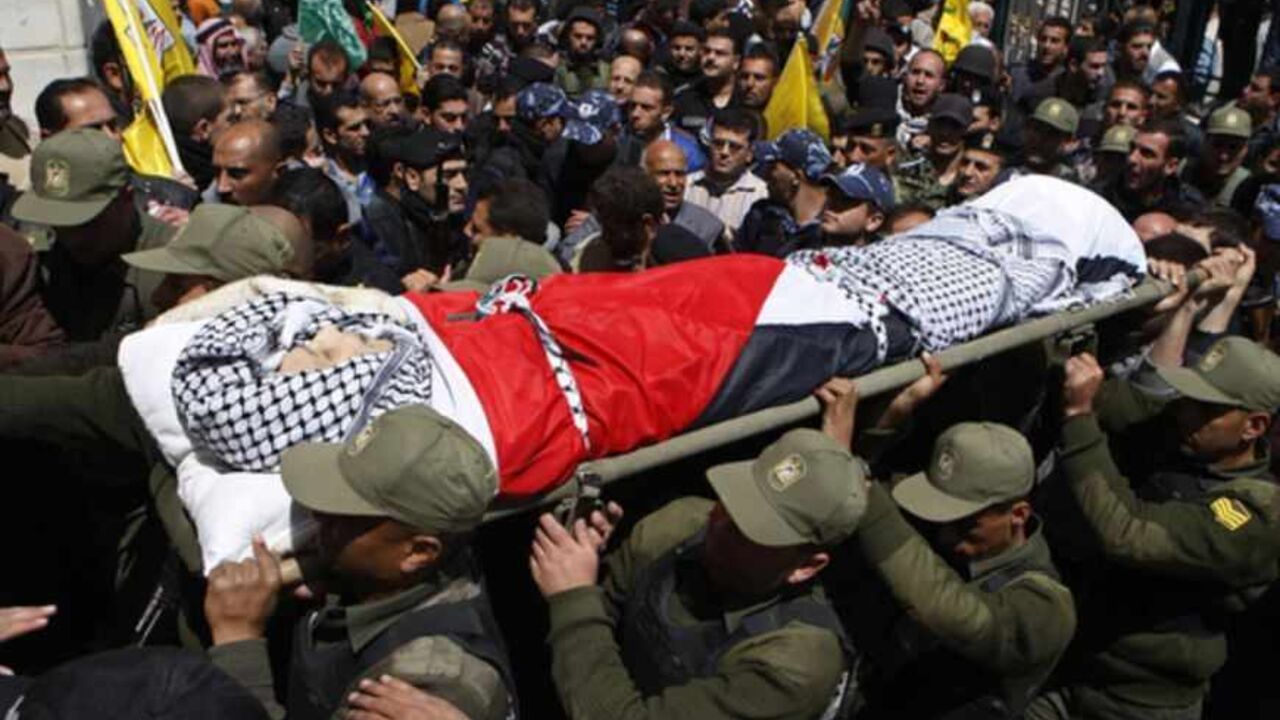 Members of the Palestinian security forces carry the body of Abu Hamdeya during his funeral in Hebron Members of the Palestinian security forces carry the body of Maysara Abu Hamdeya during his funeral in the West Bank city of Hebron April 4, 2013. Thousands of mourners turned out on Thursday for the funerals of three Palestinians, including two teenagers killed by Israeli army gunfire in some of the worst violence in the occupied West Bank in years. The upsurge in unrest was triggered on Tuesday by the death of Hamdeya, a 64-year-old prisoner serving a life term in an Israeli jail and suffering from cancer