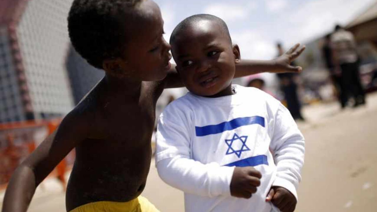 Children of migrant workers play on a beach in Tel Aviv, on Israel's Independence Day, marking the 65th anniversary of the creation of the state, April 16, 2013. REUTERS/Amir Cohen (ISRAEL - Tags: SOCIETY IMMIGRATION ANNIVERSARY) - RTXYNUK
