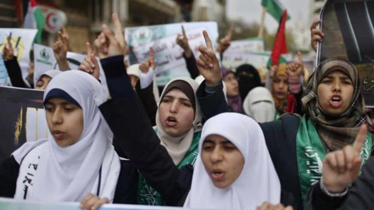 Palestinian students chant slogans as they take part in a rally marking Palestinian Prisoners Day in Gaza City Palestinian students chant slogans as they take part in a rally marking Palestinian Prisoners Day in Gaza City April 17, 2013. According to a Palestinian prisoners' association, at least 4,900 Palestinians remain in Israeli jails. REUTERS/Mohammed Salem (GAZA - Tags: POLITICS CIVIL UNREST EDUCATION) - RTXYOS4