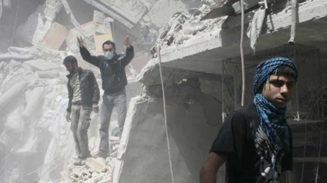 SYRIA-CRISIS/ People search for survivors in the rubble in a damaged area, what activists said was a result of an airstrike by the Syrian regime, in Al-Sukkari neighborhood in Aleppo April 7, 2013. REUTERS/Aref Hretani (SYRIA - Tags: POLITICS CIVIL UNREST CONFLICT) - RTXYC1U