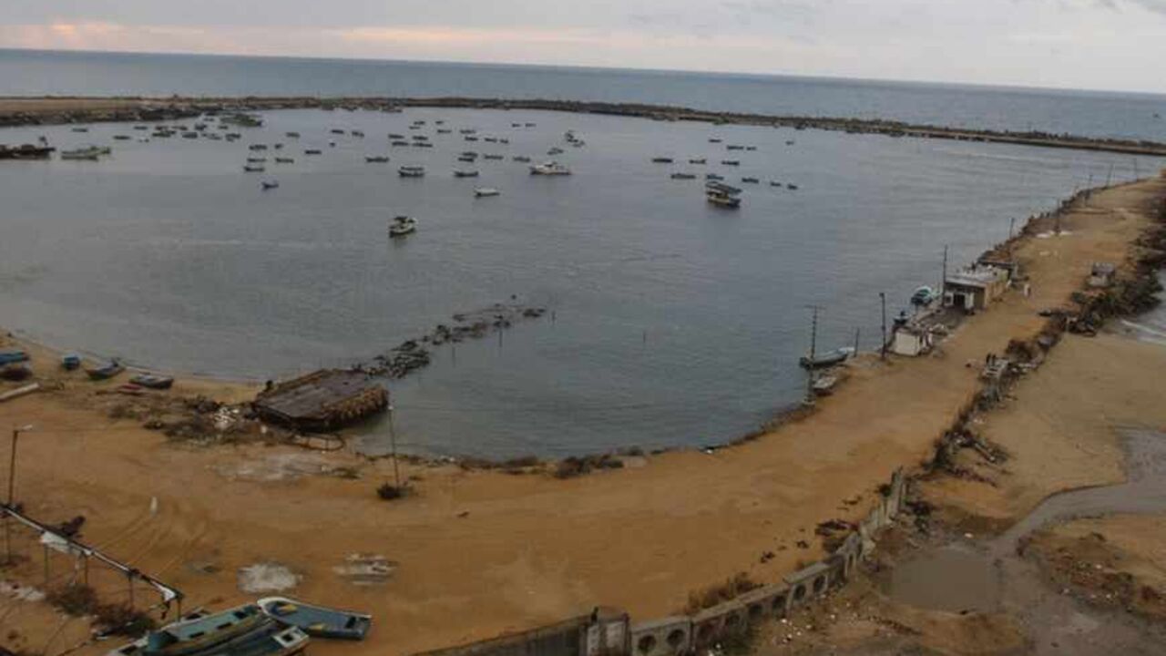 Fishing boats are seen at Gaza Seaport in Gaza City Fishing boats are seen at Gaza Seaport in Gaza City November 24, 2012. Israel eased restrictions on Gaza fishermen on Saturday, further implementing a three-day-old truce brokered by Egypt after a week of fierce fighting, Palestinian officials said. REUTERS/Ahmed Zakot (GAZA - Tags: POLITICS CIVIL UNREST CONFLICT) - RTR3ATKD