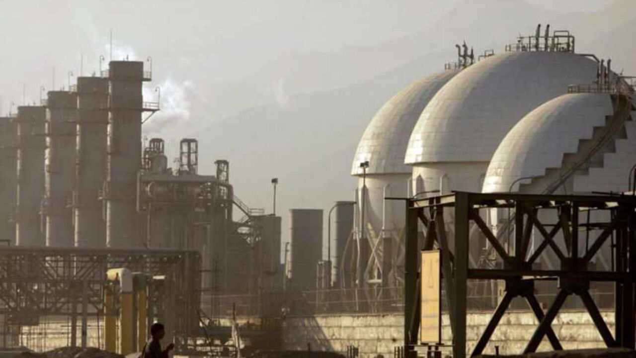 View of petrochemical complex in Assaluyeh seaport A view of a petrochemical complex in Assaluyeh on Iran's Persian Gulf coast May 28, 2006. Picture taken on May 28, 2006. REUTERS/Morteza Nikoubazl - RTR1DXLC