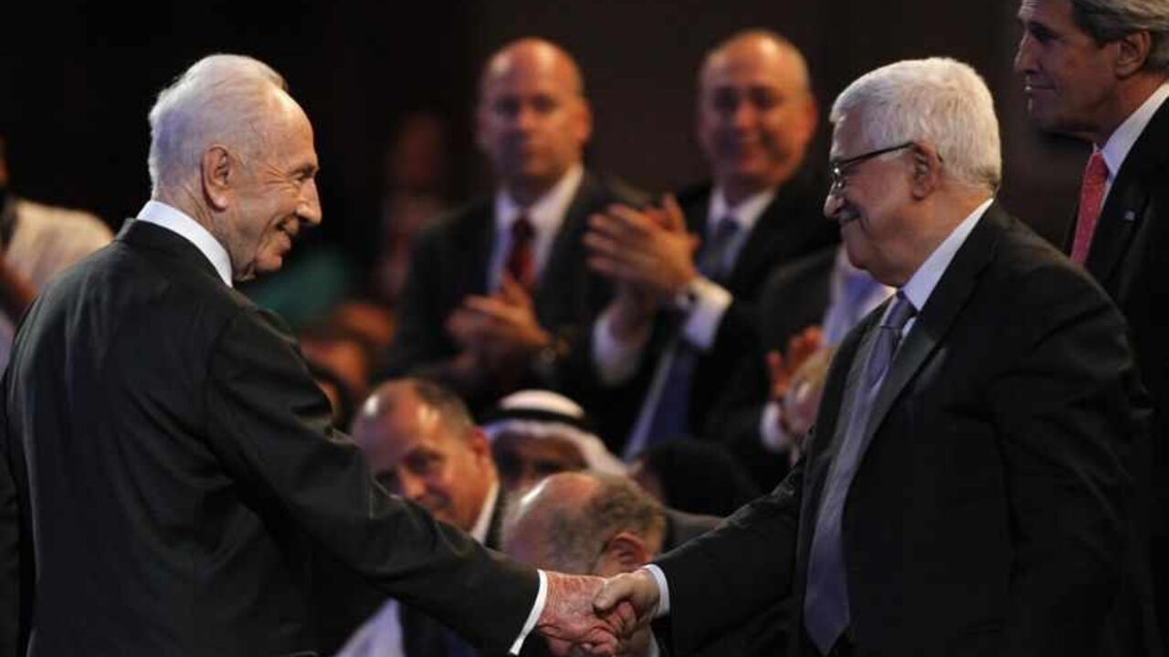 Israeli President Peres shakes hands with Palestinian President Abbas as U.S. Secretary of State Kerry looks on, at the King Hussein Convention Centre, at the Dead Sea Israeli President Shimon Peres (L) shakes hands with Palestinian President Mahmoud Abbas as U.S. Secretary of State John Kerry (R) looks on, during the World Economic Forum on the Middle East and North Africa at the King Hussein Convention Centre, at the Dead Sea May 26, 2013. REUTERS/Muhammad Hamed (JORDAN - Tags: POLITICS BUSINESS) - RTX10258